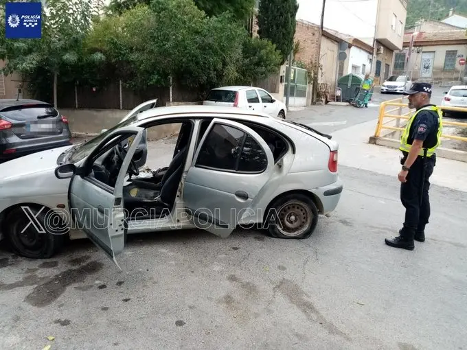 El veh&iacute;culo encontrado en la pedan&iacute;a murciana de Torreag&uuml;era con las ruedas desinfladas (foto: Polic&iacute;a Local de Murcia)
