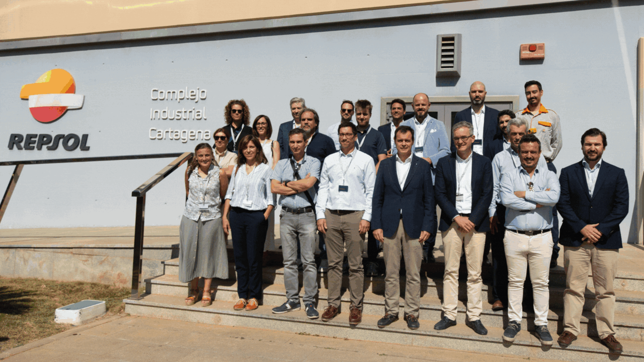 El director de Repsol en Cartagena, Antonio Mestre y el equipo de aviaci&oacute;n internacional y sostenible de Repsol, junto a los principales representantes del sector de la aviaci&oacute;n, visitan la primera planta de biocombustibles avanzados de Espa&ntilde;a, que la compa&ntilde;&iacute;a multienerg&eacute;tica pondr&aacute; en marcha a finales de este a&ntilde;o en Cartagena.