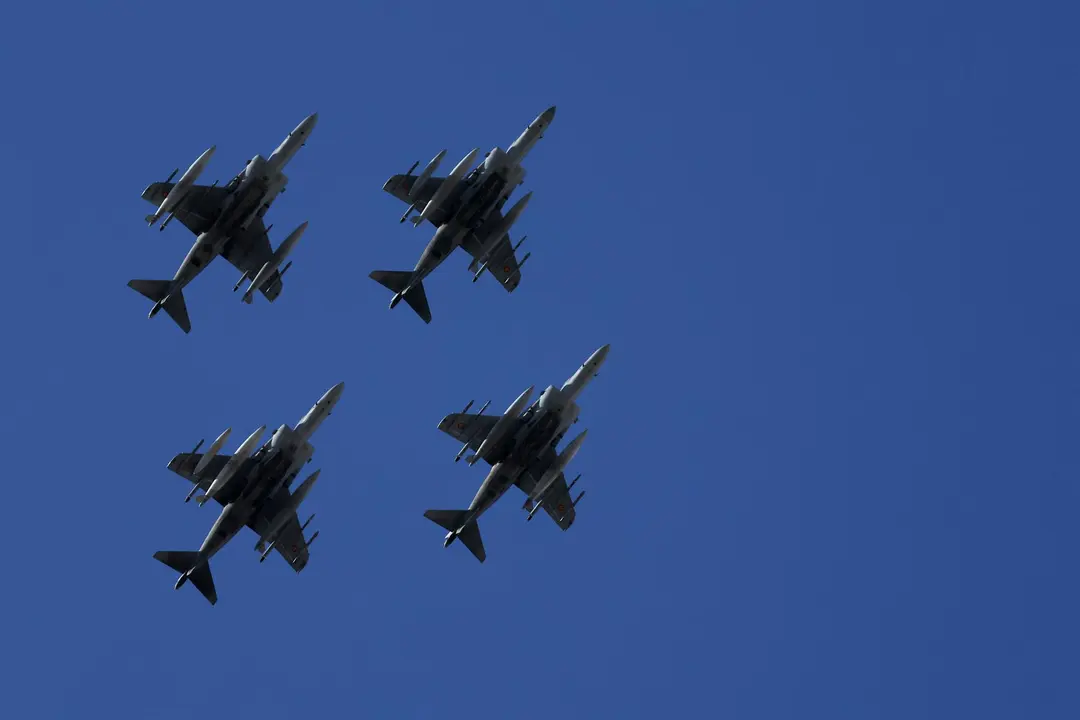 Aviones del Ej&eacute;rcito de Aire durante el acto solemne de homenaje a la bandera nacional y desfile militar en el D&iacute;a de la Hispanidad (foto: EP)