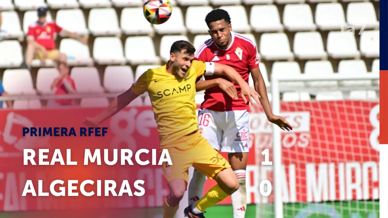 Lance del encuentro entre el Real Murcia y el Algeciras