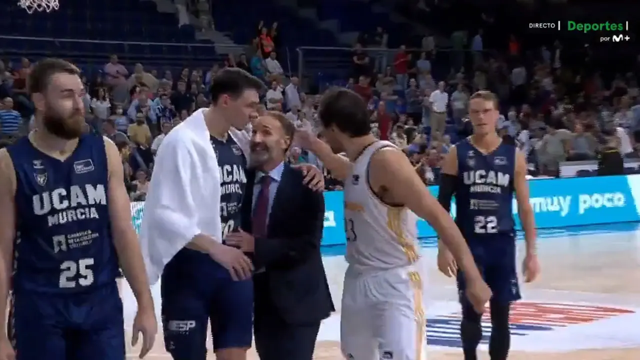 Momento en el que Llull da una 'colleja' a Sito Alonso