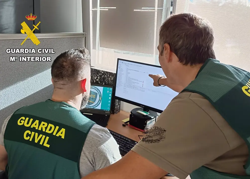 Investigaci&oacute;n de delitos inform&aacute;ticos por parte de agentes de la Guardia Civil (foto: Guardia Civil)