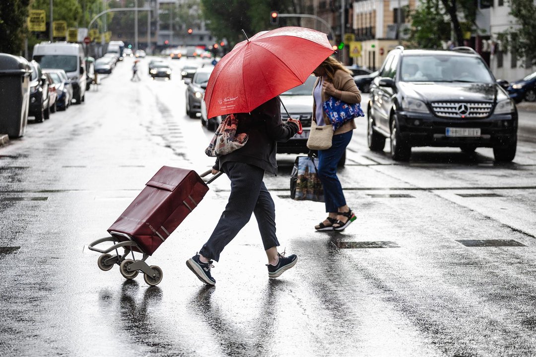 Dos personas caminan bajo la lluvia (foto: EP)