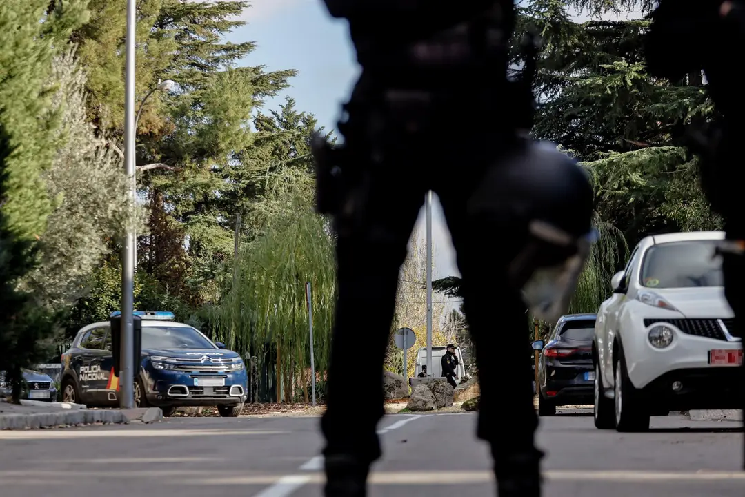 Imagen de archivo de un agente de Polic&iacute;a Nacional en las inmediaciones de la embajada de Ucrania (foto: EP)