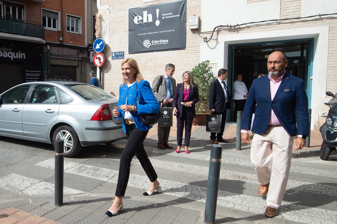 La Infanta Cristina (i) a su salida de la Escuela de Hostelería de Cáritas en Murcia (foto: CaixaBank)
