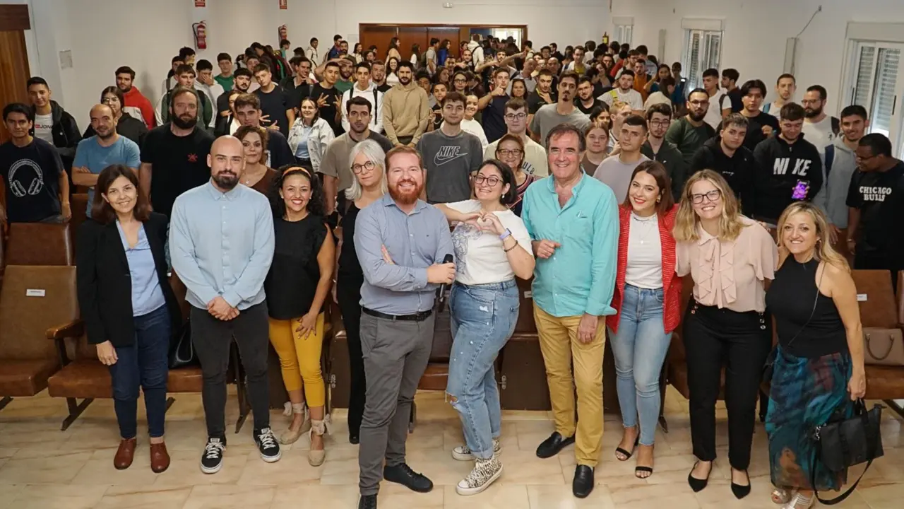 La directora general de Juventud (3d), Carmen Mar&iacute;a Mu&ntilde;oz, con los asistentes a la presentaci&oacute;n de EJE