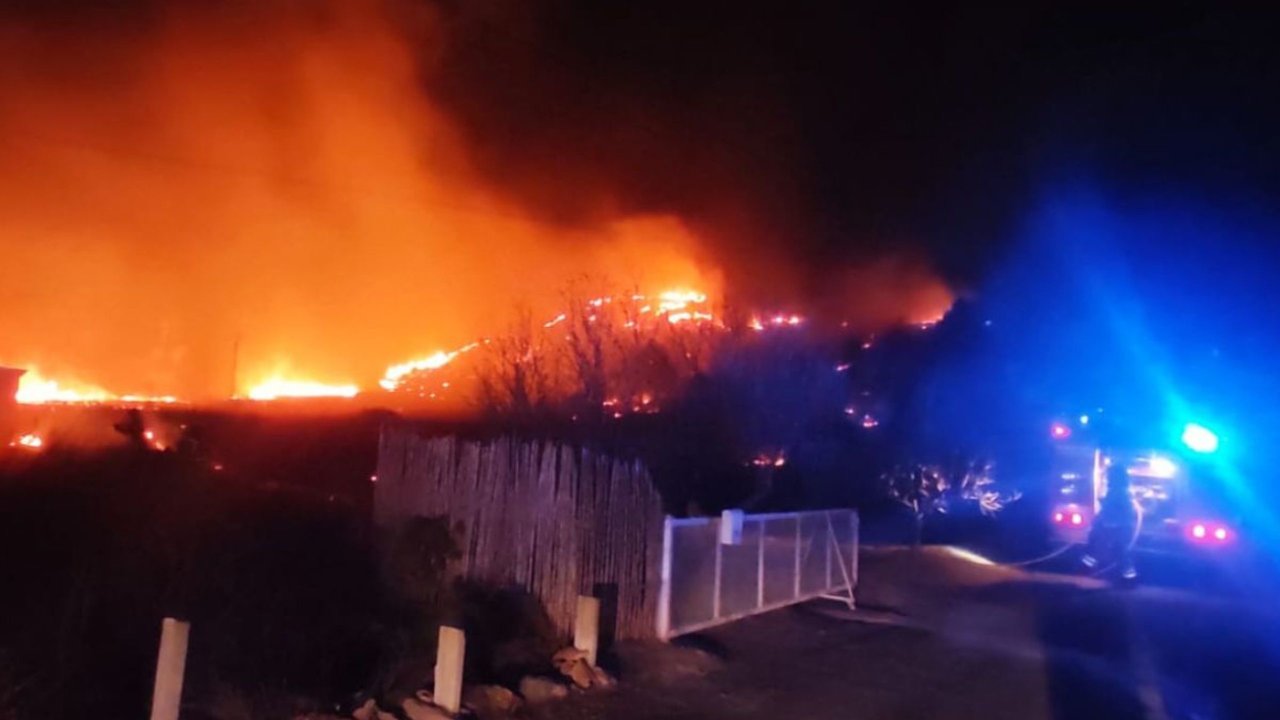 Un incendio en Las Matildes afecta a tres hectáreas de monte y el viento provoca caídas de arbolado en Cartagena