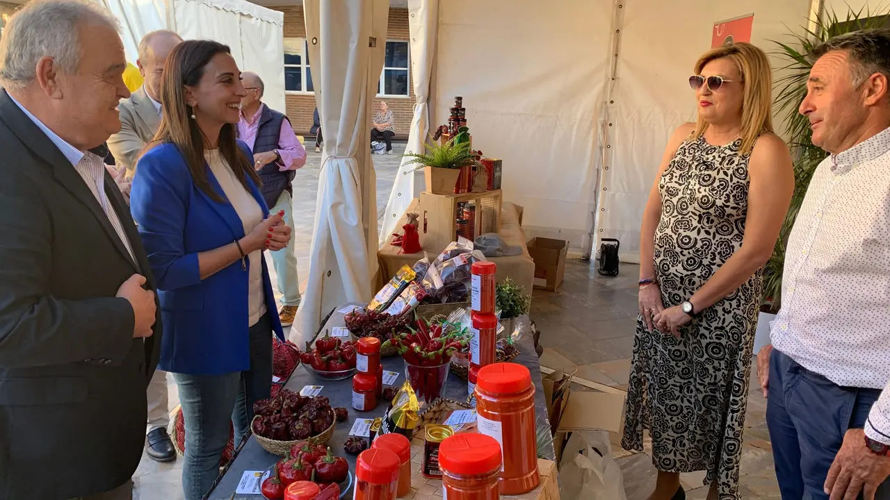 La consejera Sara Rubira junto al alcalde de Totana, Juan Pag&aacute;n, en la inauguraci&oacute;n de la II Feria Regional del Piment&oacute;n