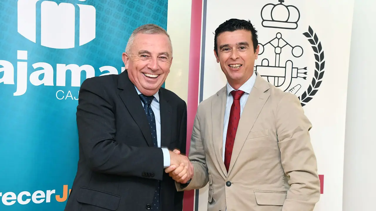 El acuerdo ha sido firmado por el director territorial de Cajamar, Diego Gonz&aacute;lez, y por el decano del colegio, C&eacute;sar Nicol&aacute;s