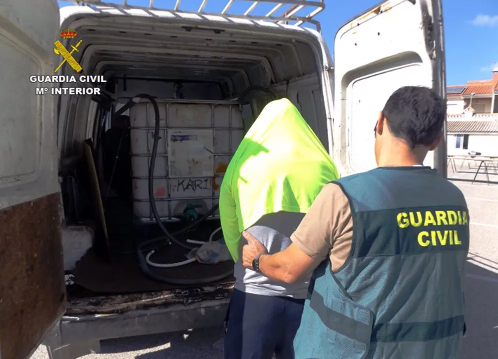 Un agente de la Guardia Civil detiene a uno de los individuos en el marco de la operaci&oacute;n 'Gasofero' (foto: Guardia Civil)