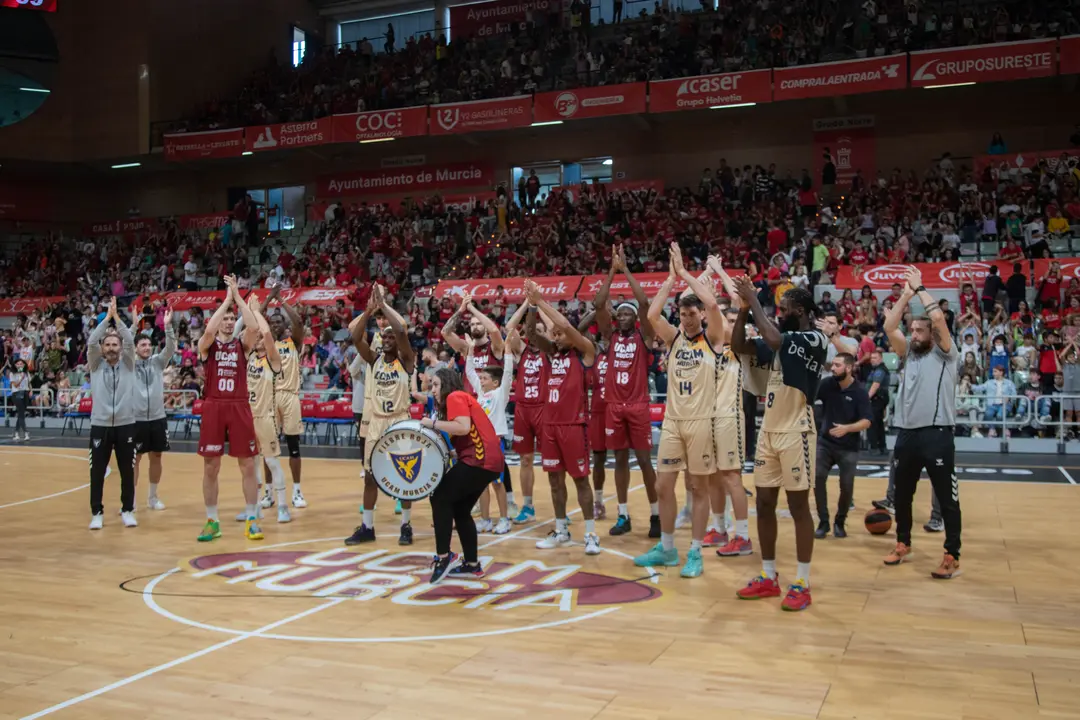Ambiente festivo en el Palacio de los Deportes en la II edici&oacute;n de 'El Partido del Recreo'