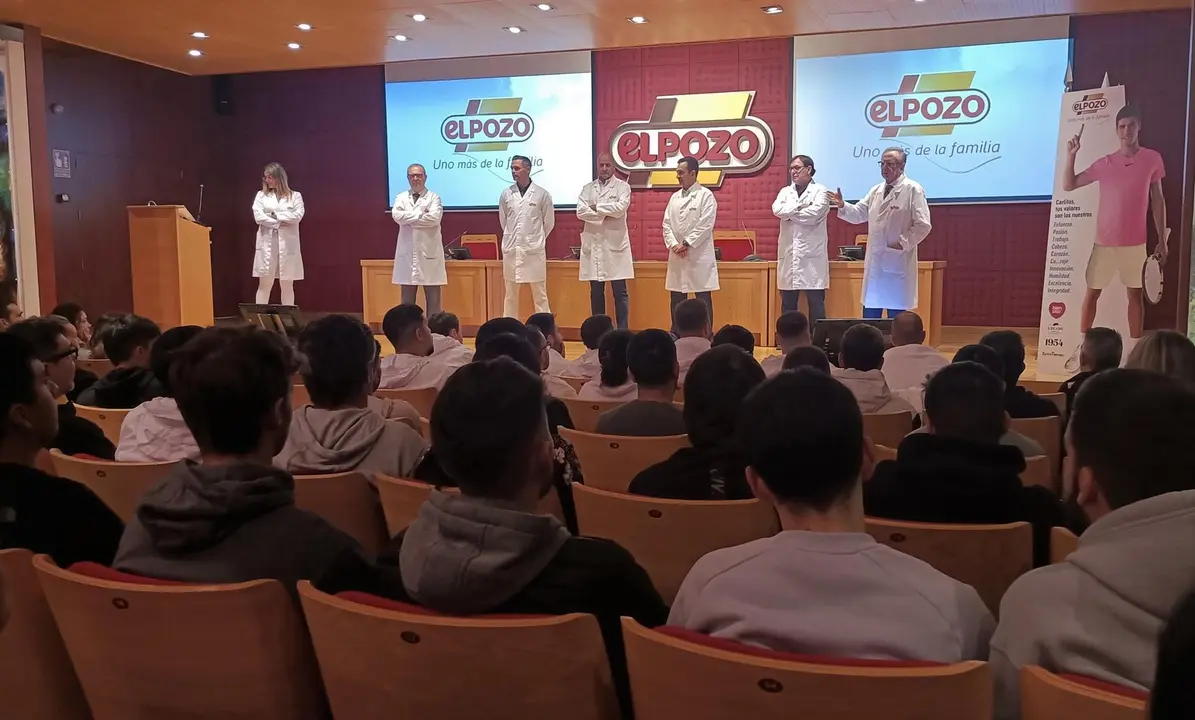 Imagen de la charla formativa que han recibido los nuevos empleados en las instalaciones de El Pozo