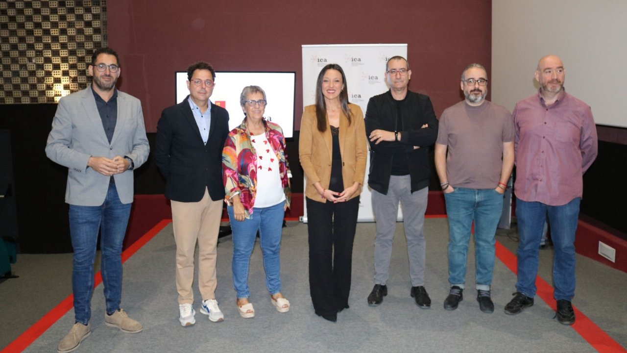 La consejera Carmen Conesa, con los representantes de los distintos colectivos del sector audiovisual de la Región