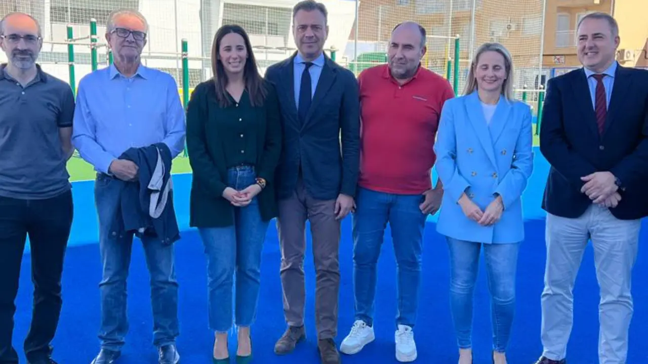 El consejero, Marcos Ortu&ntilde;o, y la alcaldesa, Alicia del Amor, acompa&ntilde;ados por el director general de Administraci&oacute;n Local, Francisco Abril, la diputada Pepa Carre&ntilde;o, concejales y responsable de la empresa que ha llevado a cabo las obras de las instalaciones deportivas.