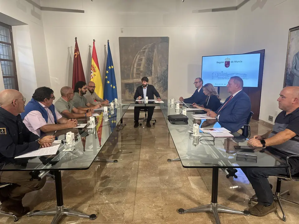 El presidente del Gobierno regional reunido con el Comit&eacute; de Empresa de Sabic (foto: CARM)