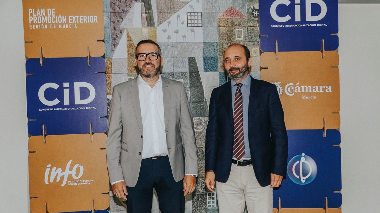 El presidente de Cámara de Comercio, Miguel López Abad (izq.), y el director del Info, Joaquín Gómez