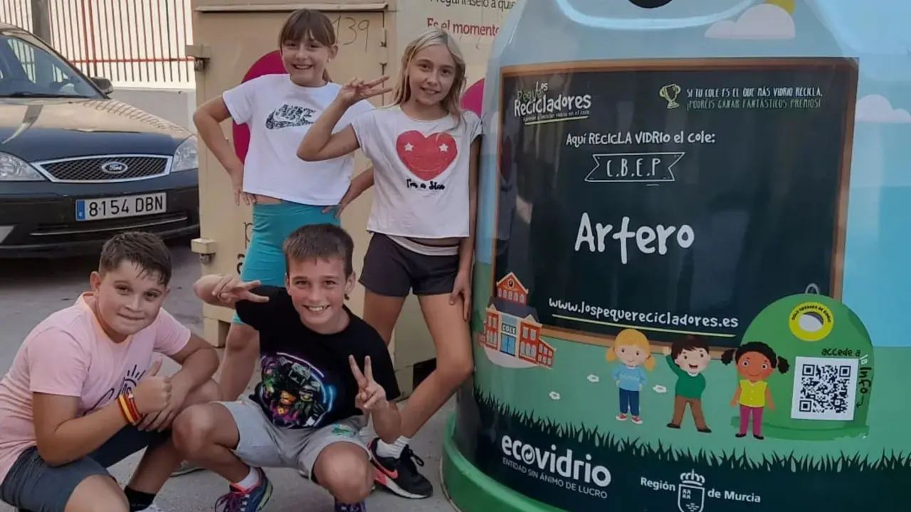 Alumnos de Primaria junto a un contenedor de vidrio durante la campa&ntilde;a 'Los Peque&ntilde;os Recicladores'