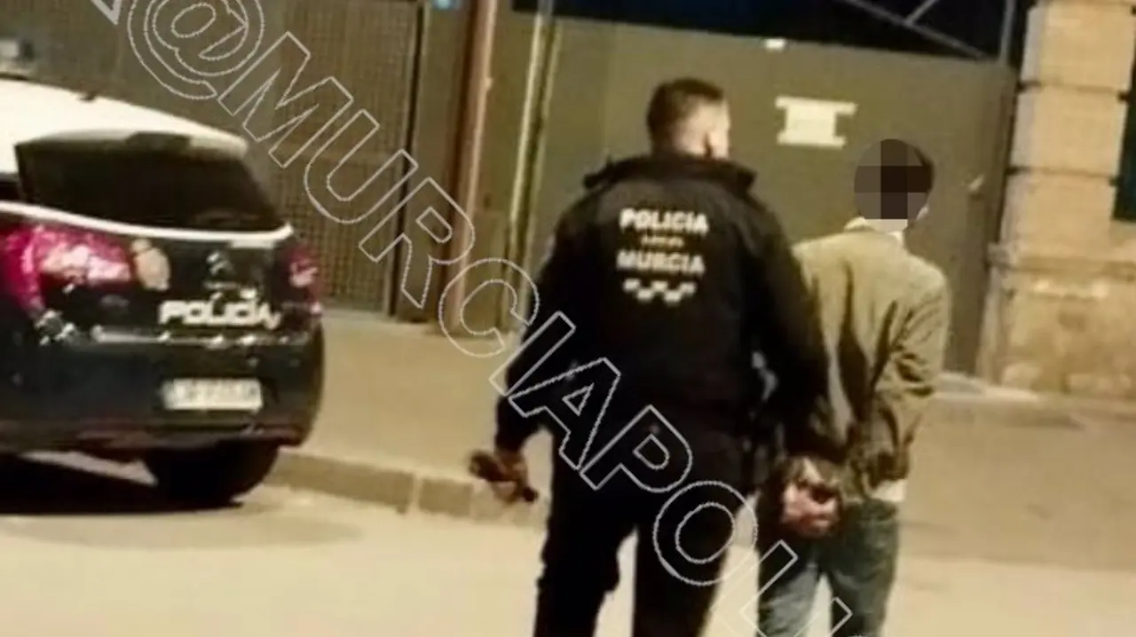 Imagen del detenido, custodiado por la Polic&iacute;a Local (foto: Polic&iacute;a Local de Murcia)