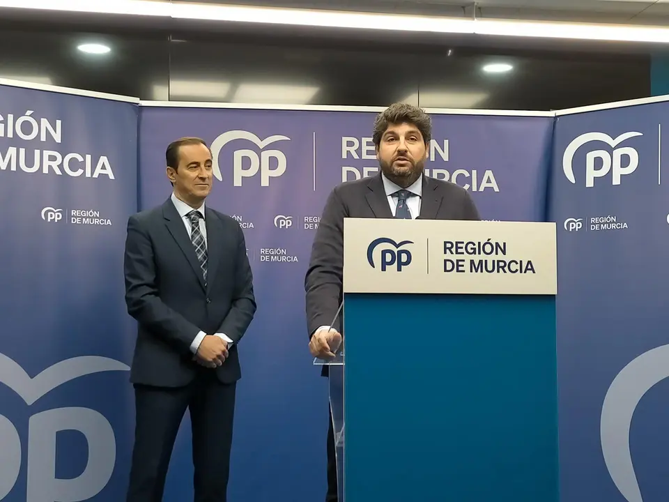 El presidente del PP de la Regi&oacute;n, Fernando L&oacute;pez Miras, en la rueda de prensa (foto: EP)