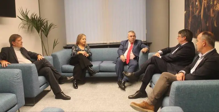 Imagen de la reuni&oacute;n entre Cerd&aacute;n y Puigdemont en Bruselas