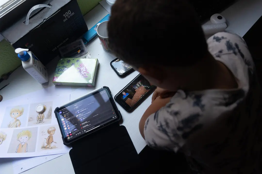 Un ni&ntilde;o usa el tel&eacute;fono m&oacute;vil y una tablet (foto: EP)