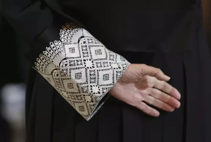 Imagen en detalle de la vestimenta de los jueces (foto: EP)