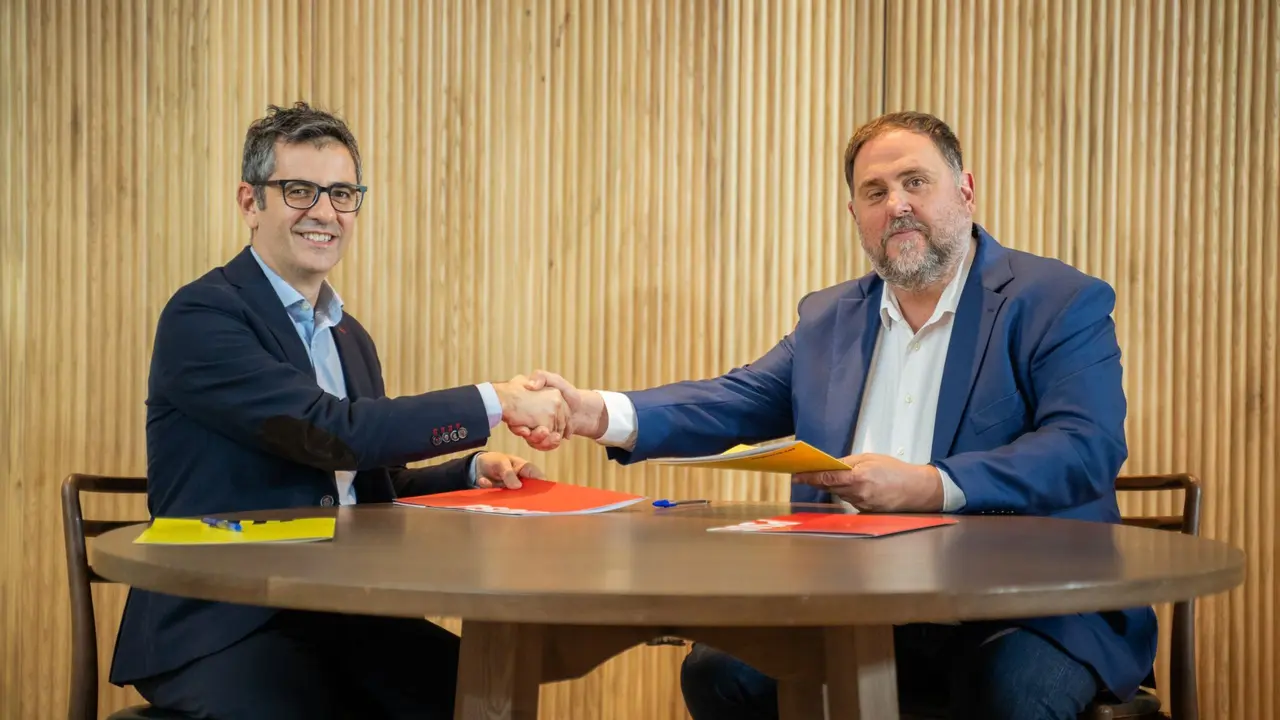El ministro de Presidencia, F&eacute;lix Bola&ntilde;os (izq.) junto al l&iacute;der de Esquerra, Oriol Junqueras, celebrando el acuerdo