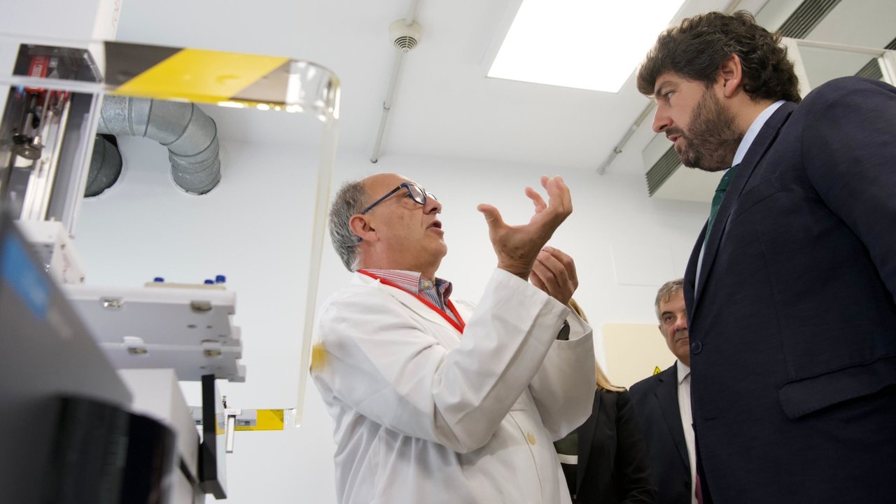 López Miras visita el Área Científica y Técnica de Investigación de la Universidad de Murcia