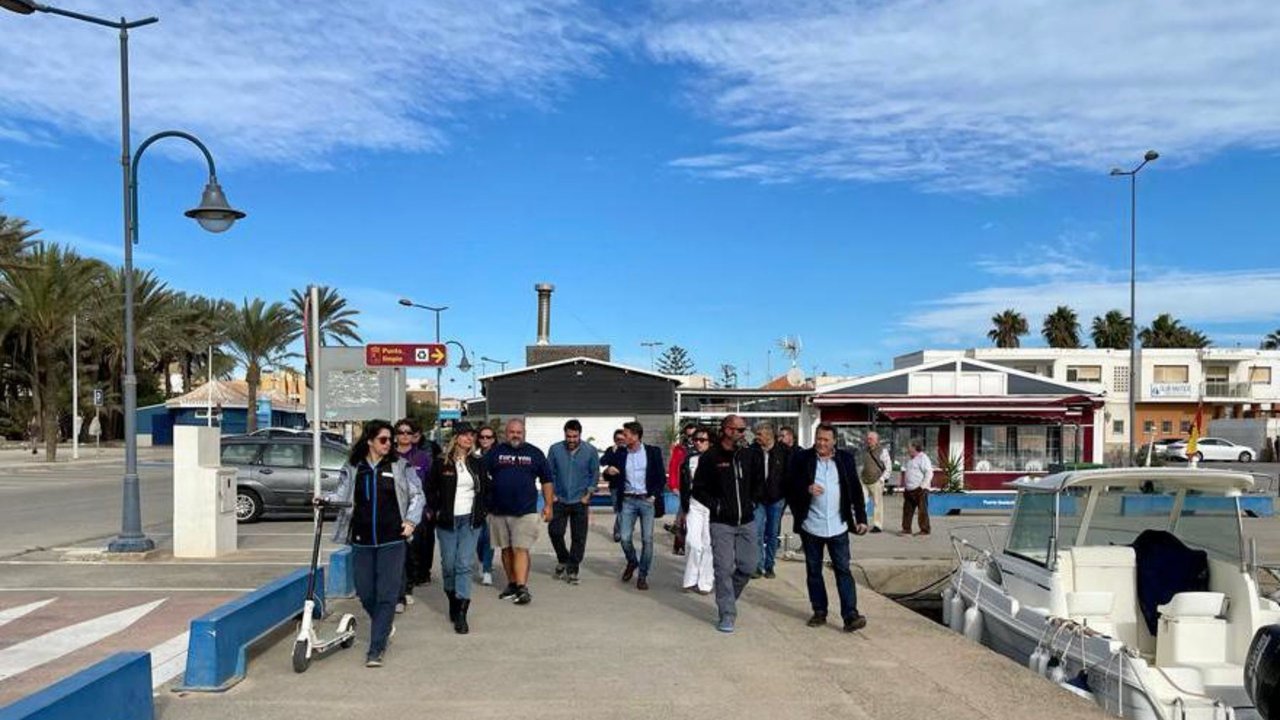 El director general de Litoral y Puertos, Pablo Marín, visitó el puerto pesquero de Cabo de Palos.