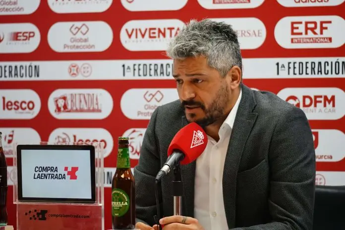 Gustavo Mun&uacute;a, en una conferencia de prensa esta temporada