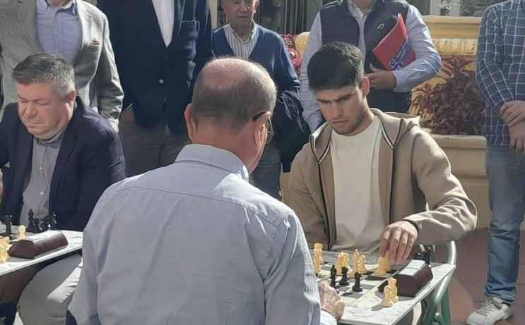 Carlos Alcaraz jugando al ajedrez en Murcia (foto: redes sociales)
