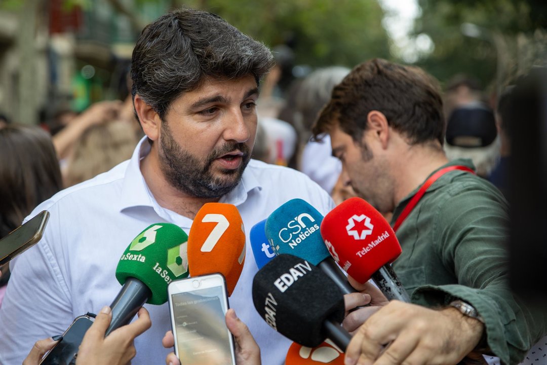 El presidente de la Región de Murcia, Fernando López Miras, atiende a los medios de comunicación (foto: EP)