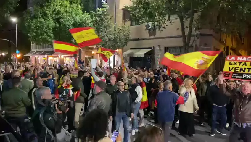 Asistentes a la manifestaci&oacute;n frente a la sede del PSOE en Murcia (foto: La 7)