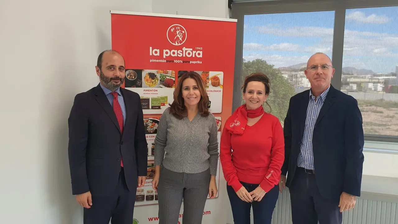 El director del Instituto de Fomento (Info), Joaqu&iacute;n G&oacute;mez, visita la empresa de piment&oacute;n La Pastora.