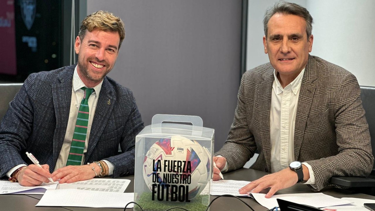 Fran Sánchez (izq.) y José Antonio Montero firmando el convenio
