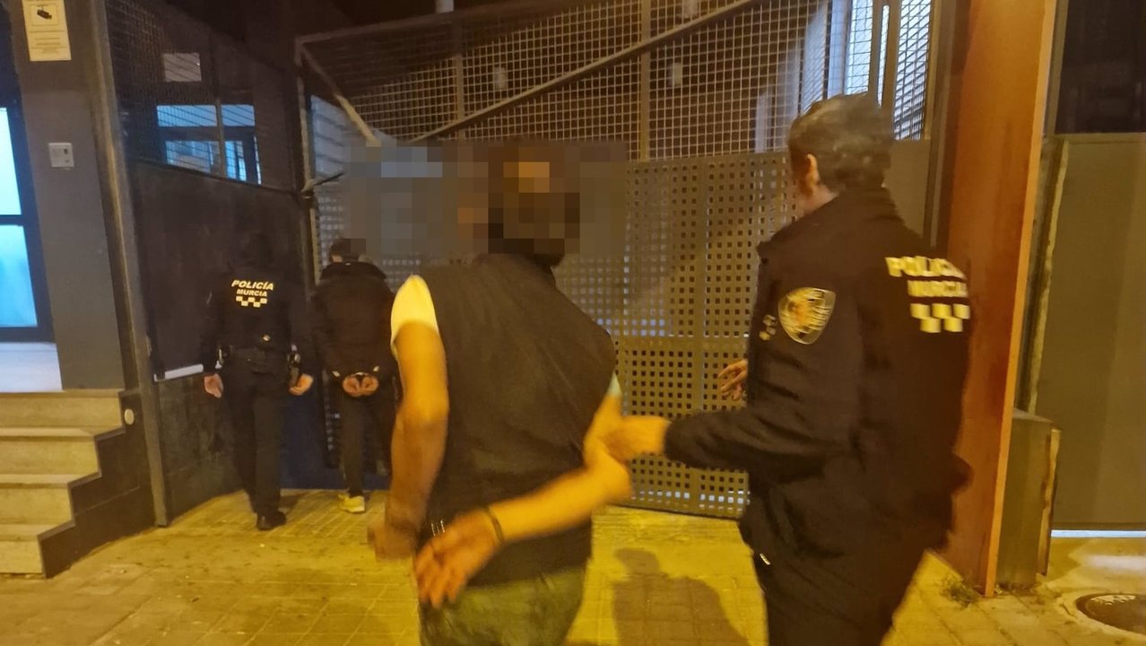 Imagen de uno de los detenidos, escoltado por la Policía Local de Murcia (foto: Policía Local de Murcia)