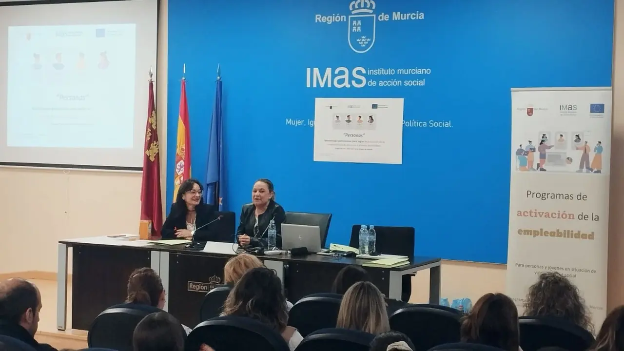 La directora gerente del IMAS, Ver&oacute;nica L&oacute;pez, durante la jornada formativa del programa 'Personas' a los profesionales de las entidades sociales.