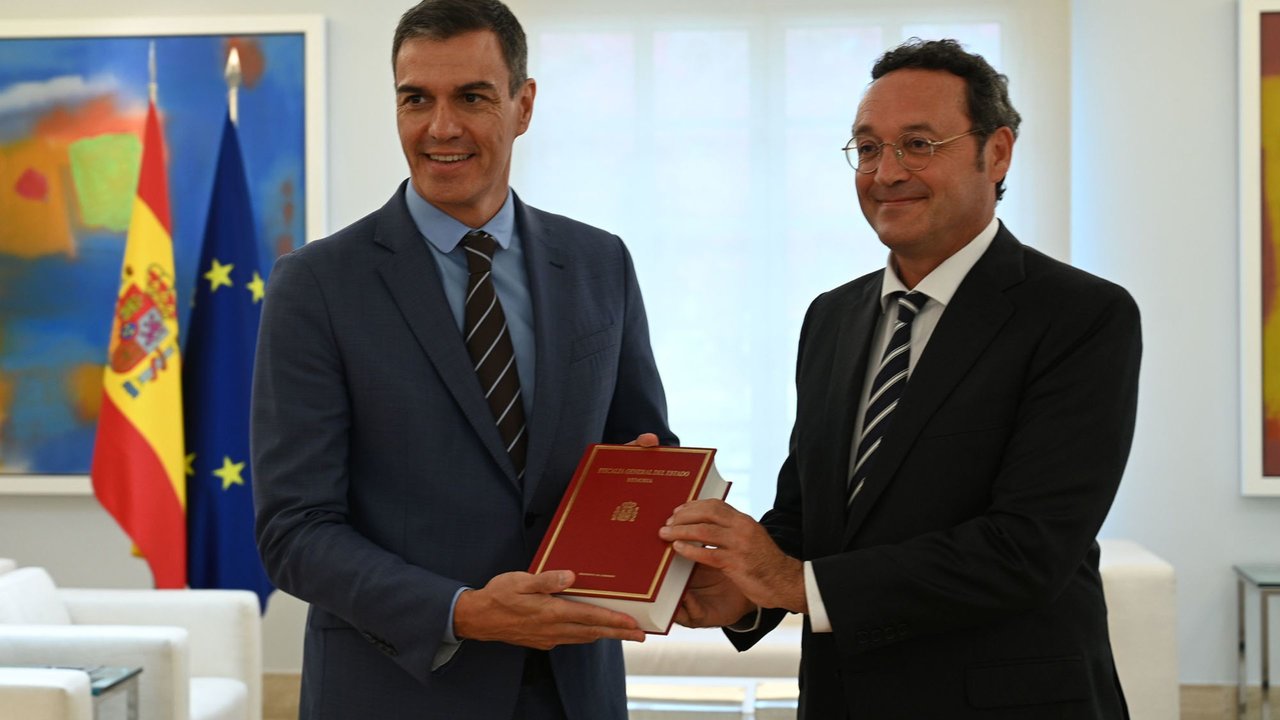 El fiscal general del Estado, Álvaro García Ortiz (der.) junto al presidente Pedro Sánchez