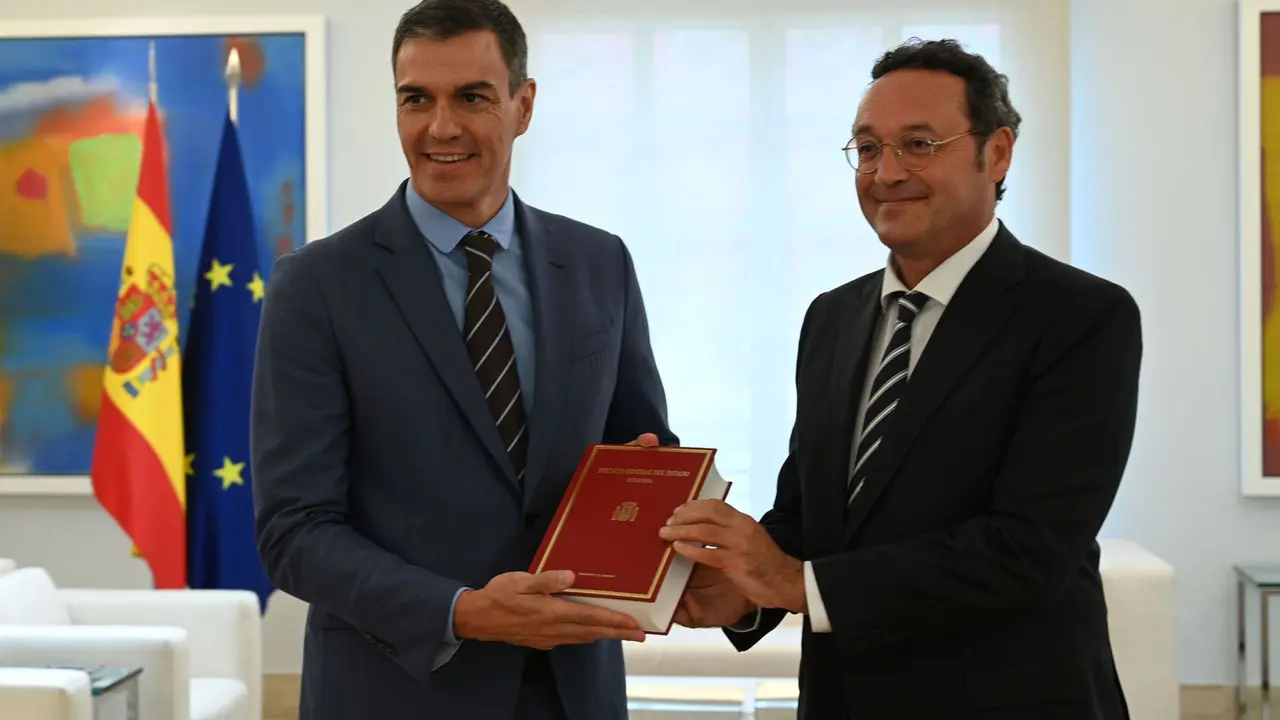 El fiscal general del Estado, &Aacute;lvaro Garc&iacute;a Ortiz (der.) junto al presidente Pedro S&aacute;nchez