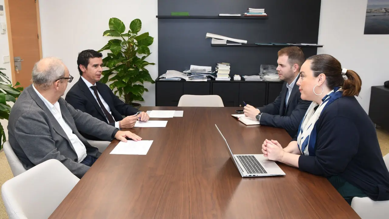Reuni&oacute;n entre los miembros del Coitirm (izq.) y de la consejer&iacute;a de Fomento (der.)