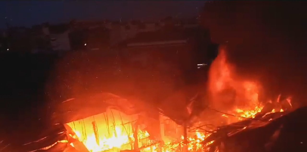 Imagen del incendio en Teatre y Fonda Milagros en la zona de Las Atalayas en Murcia (foto: La 7)