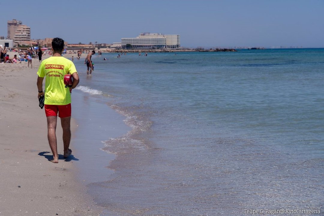 Un voluntario de Protección Civil en las playas cartageneras (foto: Ayuntamiento de Murcia)