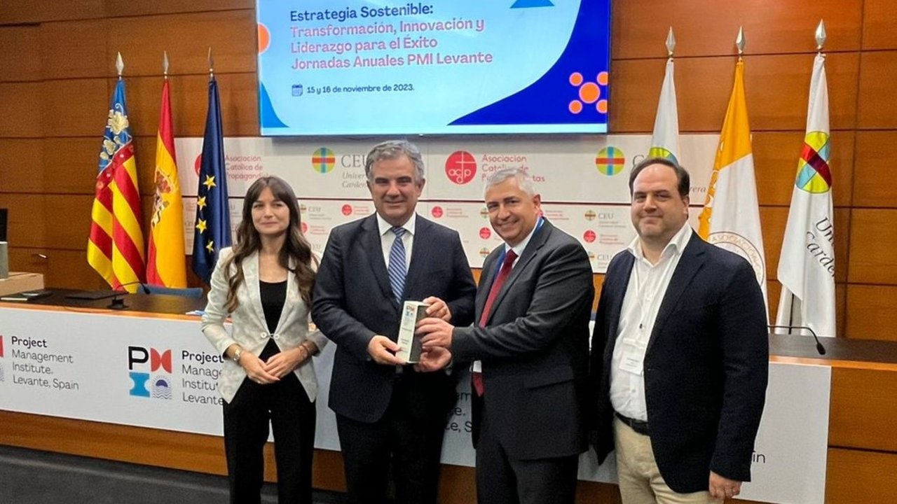 Vázquez recoge el premio a la excelencia en la gestión concedido por 'Project Management International Levante' al proyecto 'ThinkINAzul' de protección de los ecosistemas marinos