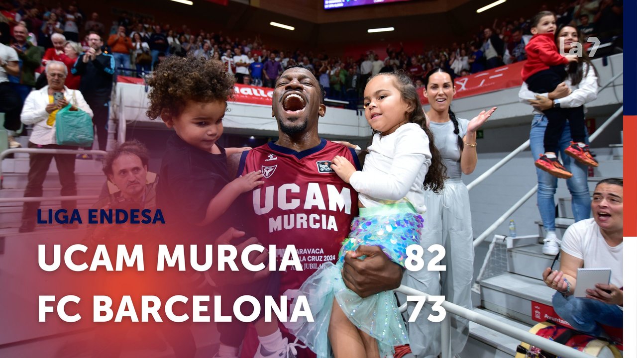 Victoria del UCAM Murcia ante el Barça. Dylan Ennis celebra el triunfo con sus hijos