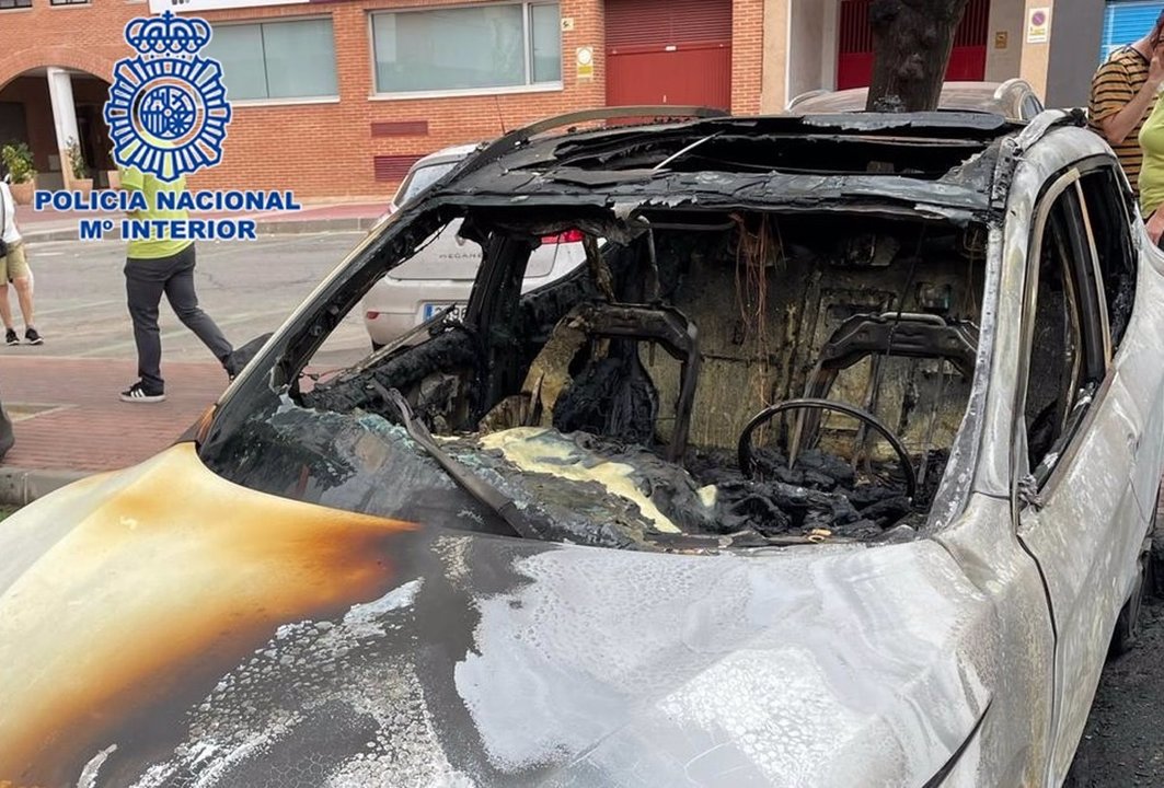 Uno de los coches afectados por el incendio (foto: Policía Nacional)