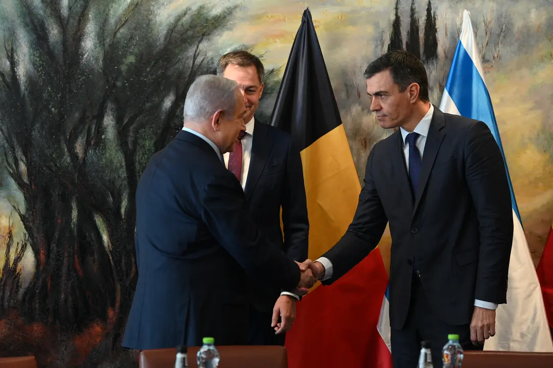 Pedro S&aacute;nchez saluda al primer ministro israel&iacute;, Benjamin Netanyahu