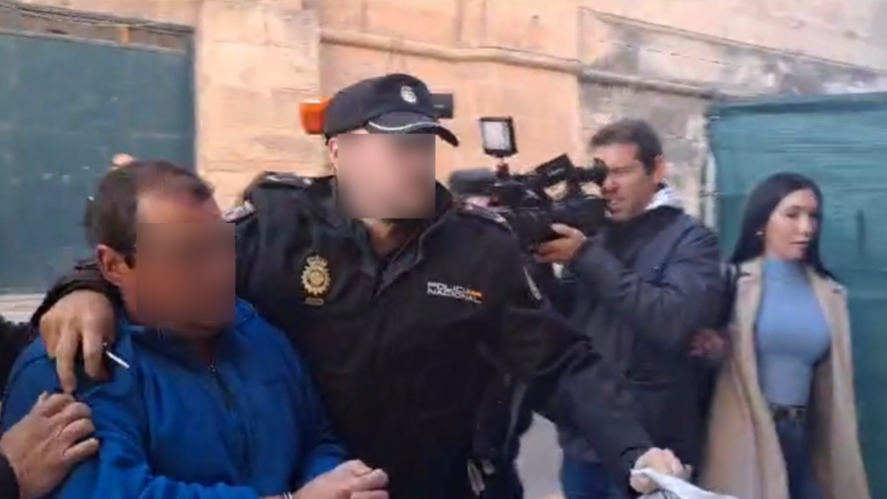 Uno de los detenidos llega al Juzgado de Jumilla | Foto: La 7