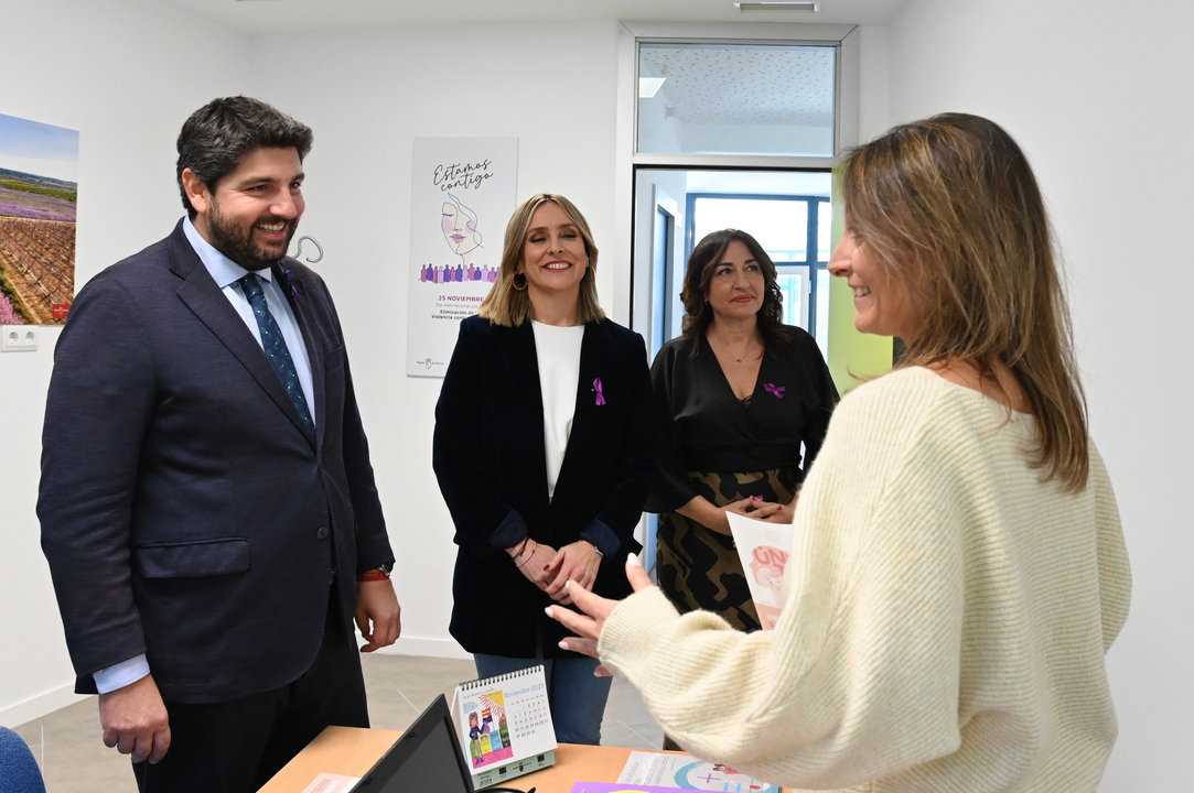 El presidente de la Comunidad, Fernando López Miras, visitó hoy el primer Centro de Crisis 24 horas para asistencia a mujeres víctimas de violencia sexual de la Región de Murcia (foto: CARM)