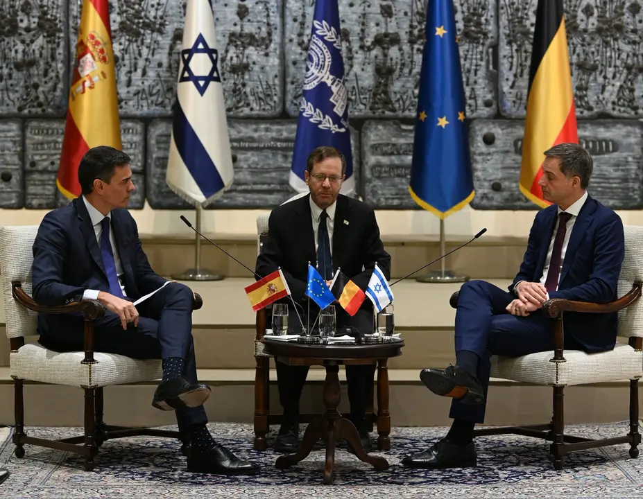 Los presidentes de Espa&ntilde;a, Pedro S&aacute;nchez (izq.) y B&eacute;lgica, Alexander Croos, junto al presidente de Israel, Isaac Herzog (centro)