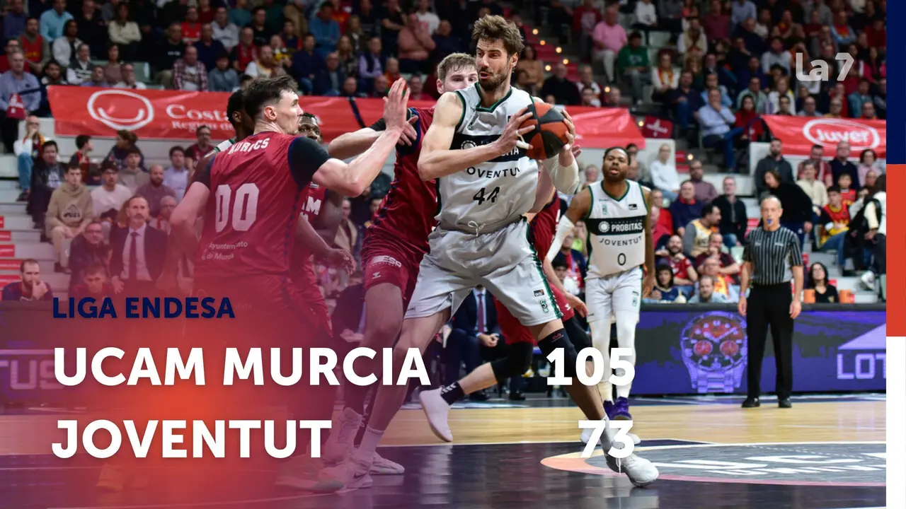 Tomic intenta anotar ante los defensas del UCAM